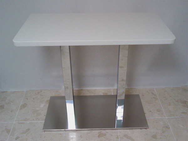 mobilier-granit-table-quartz-blanc-pied-double-inox