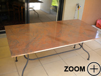 plan de travail mobilier-granit-table-multicolor-rouge-grande-table-pieds-fer-forge.jpg