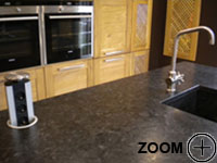 plan de travail cuisine-granit-brown-antique-cuir-prise-telescopique.jpg